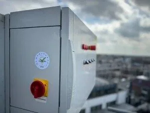 Detail van een besturingskast voor besturingstechniek van een gevellift