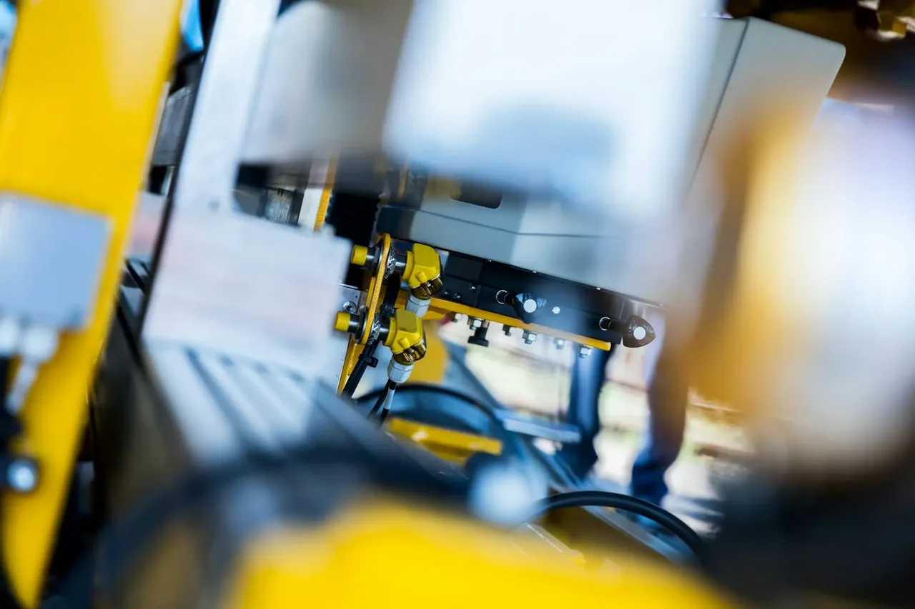 Industriële machine met besturing en sensoriek tijdens machineonderhoud